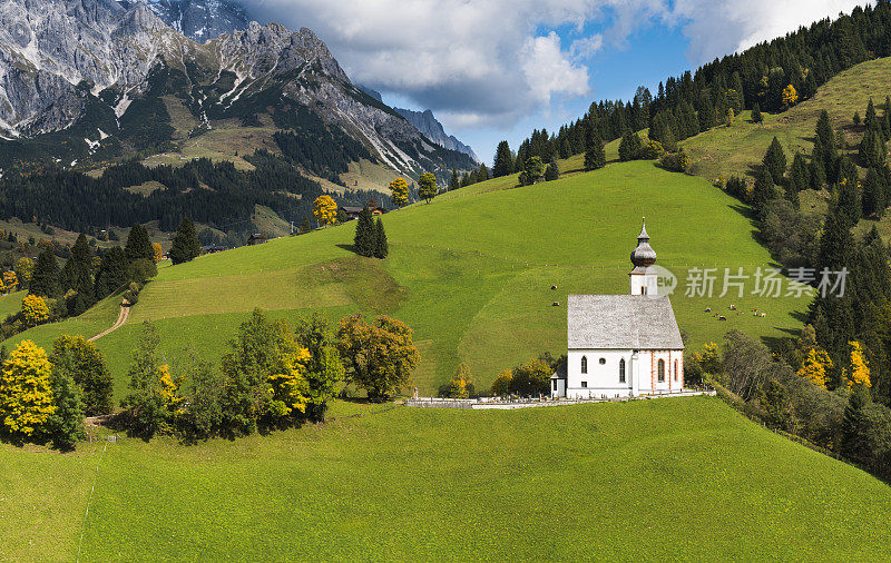 Dienten am Hochkonig，奥地利教堂，有牧场和雪山